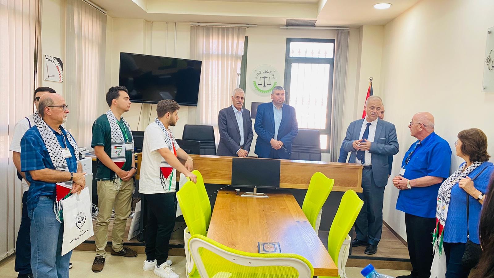 استقبل مركز التحكيم التجاري ممثلاً برئيس لجنته السيد عدنان النتشة وفد من مؤسسة اعرف تراثك يضم مجموعة من المغتربين الفلسطينيين في الخارج استقبل مركز التحكيم التجاري ممثلاً برئيس لجنته السيد عدنان النتشة وفد من مؤسسة اعرف تراثك يضم مجموعة من المغتربين الفلسطينيين في الخارج