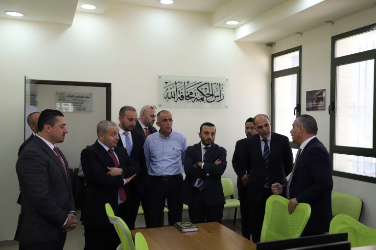 خلال زيارة الرئيس التنفيذي لمجموعة اوريدو في فلسطين الدكتور سامر الفارس والوفد المرافق له لمركز التحكيم التجاري في غرفة تجارة وصناعة محافظة الخليل