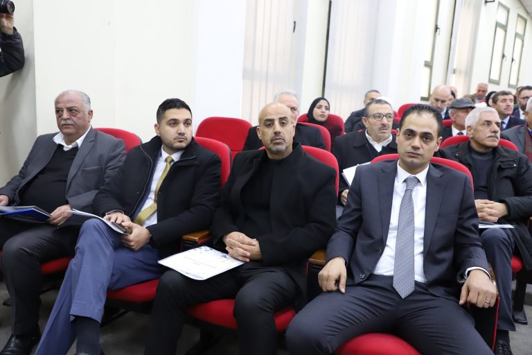 جانب من صور المشاركين والحضور لفعالية “مؤتمر التحكيم التجاري في فلسطين” والذي عقد مؤخراً في غرفة تجارة وصناعة محافظة الخليل