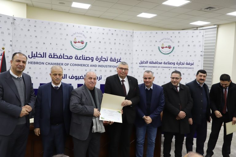 مركز التحكيم في غرفة تجارة وصناعة محافظة الخليل يكرم وجهاء عشائر السلم الأهلي في محافظتي القدس والخليل ويخرج دورة متقدمة في التحكيم والوسائل البديلة